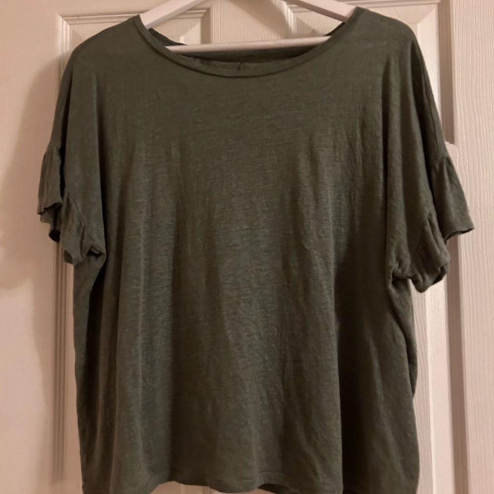 Loft. L. Olive green. Linen tee. Ruffle sleeve.